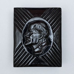 Шкатулка чёрного стекла для сигарет с портретом В.И. Ленина. СССР - Богемия, 1970 г.