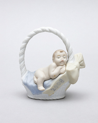 Статуэтка "Спящий ребенок в корзине". Испания, фирма Lladro, 2008 г.