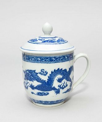 Кружка с крышкой "Священные драконы". Китай, 1950-70 годы.