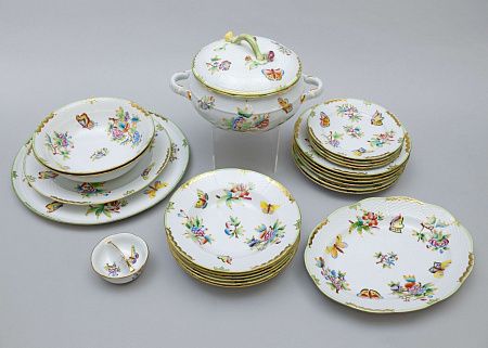 Столовый сервиз с изображением цветов и бабочек. Венгрия, фабрика Herend, 1960-70 годы.