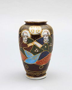 Ваза "Мужи и воины". Япония, середина ХХ века.