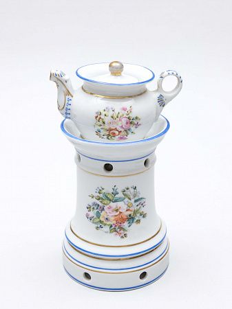 [Миклашевский] Чайный прибор с росписью в виде цветочных букетов и фигурным носиком. Россия, завод А.М. Миклашевского, 1838-1862 годы.