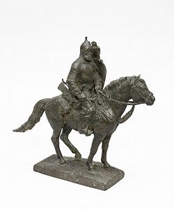Скульптура "Русский порубежник с соколом". Россия, автор - К.Р. Чернявский, 1997 г.