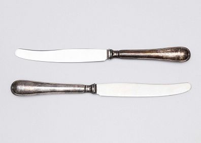 Пара ножей с серебряными ручками. Швеция, Стокгольм, мастерская Hallbergs Guldsmeds Ab, 1956-57 годы.