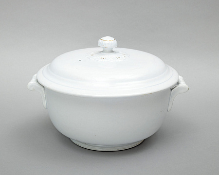 Супница с крышкой. Россия, т-во М.С. Кузнецова. 1889–1918.