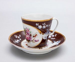 (Завод Попова) Чайная пара с цветочными резервами на крытье кофейного оттенка. Россия, село Горбуново Дмитровского уезда Московской губернии, завод А. Попова, 1840-1860-е годы.