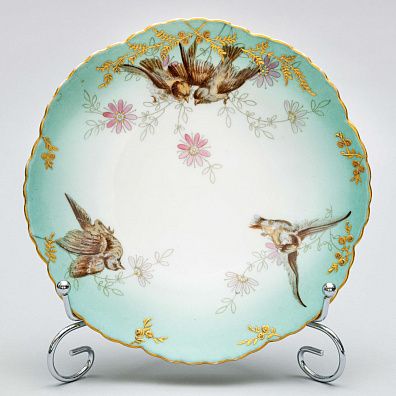 Тарелка с изображением стрижей. Чехия, Бржезова, мануфактура Pirkenhammer, 1893–1918 годы.