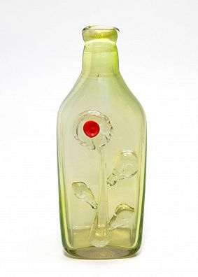 Бутыль в гутной технике с изображением цветка. СССР, 1960-80 годы.