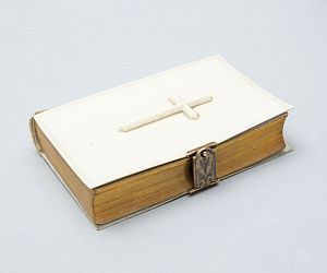 Молитвенник (миссал) карманный на французском и латинском языках. Франция, Тур, издательство Alfred Mame et fils, 1876 г.