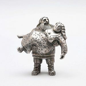 Фигурка "Мужик с бабой на руках". Россия, ХХ век.