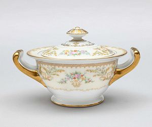 Сахарница с растительным узором и цветочными букетами. Япония, фирма Noritake, середина ХХ века.