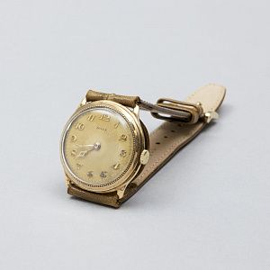 Часы наручные с золотым корпусом. Швейцария, фирма Doxa, 1920-30 годы.