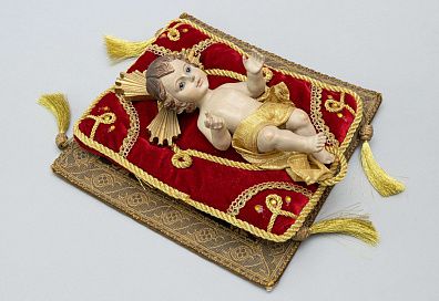 Статуэтка "Ангел с лучевым нимбом" на бархатной подушке с конвертом. Западная Европа, вторая половина ХХ века.