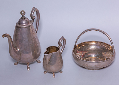 Кофейный набор (кофейник, сливочник, конфетница) с монограммой. Грачев. 1890.