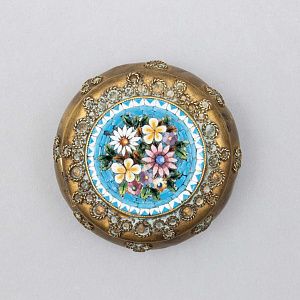 Мушечница-таблетница с мозаикой в виде букета цветов. Италия, Венеция, конец XIX века.