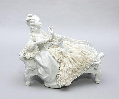 Скульптура "Дама с собачкой". Германия, мануфактура Unterweissbach (Унтервайссбах), 1966-90 годы.