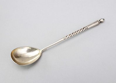 Ложка с узором в виде нарциссов. Россия, Москва, фабрика М.А. Андреевой, 1908-1917 годы.