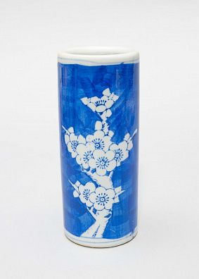 Стакан "Цветущая слива мэйхуа" для кистей и перьев. Китай, 1950-70 годы.