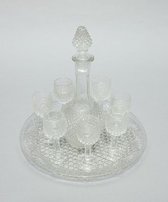 Ликерный набор на подносе с огранкой "русский камень". Россия, частный завод, конец XIX века.