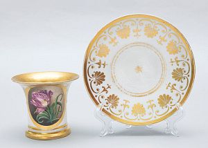 Чайная пара с изображением тюльпана в медальоне. Франция, 1830-60 годы.