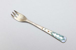 Вилка для лимона с эмалью. СССР, Ленинград, 1927-47 годы.