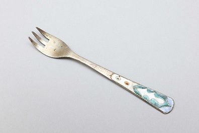 Вилка для лимона с эмалью. СССР, Ленинград, 1927-47 годы.
