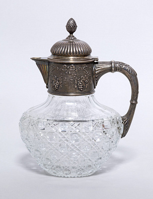 Графин с рельефным декором "Виноградная лоза". Россия (?). 1899-1908 (?).