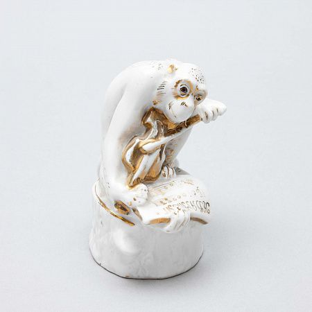 Статуэтка "Мартышка со скрипкой" из композиции "Квартет" по басне И.А. Крылова. СССР, Ленинградский фарфоровый завод, скульптор - Б.Я. Воробьев, художник - И.И. Ризнич, 1940-50-е годы.