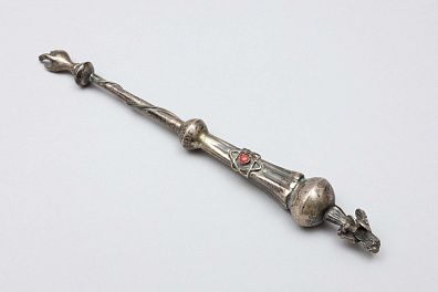 Указка (Эцба) для чтения Торы. Россия, Казань, пробирный мастер - Василий Суровцев, мастер - "И.Л.", 1873 г.