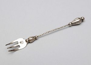 Вилка для закусок с витой ручкой. Россия, Кострома, 1899-1908 годы.
