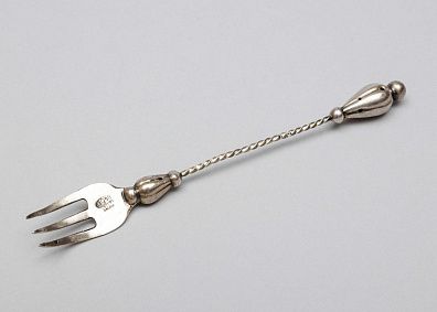 Вилка для закусок с витой ручкой. Россия, Кострома, 1899-1908 годы.