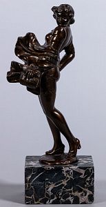 Скульптура "Девушка на ветру". Западная Европа, по модели скульптора Бруно Заха, 1920-40 годы.