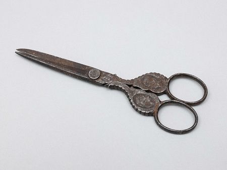 Ножницы с портретами императора Австро-Венгрии Франца-Иосифа I и его супруги, в честь годовщины свадьбы. Германия, фирма Solingen, 1870-е годы.