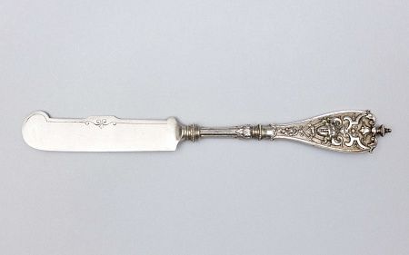 Нож для паштета с маскаронами и арабесками. Германия, Кельн, фирма Goldshmidt, начало ХХ века.