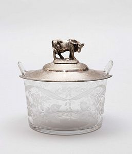 Масленка с крышкой в виде коровы. Франция, конец XIX века.