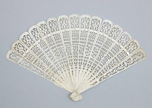 Веер-бризе из слоновой кости с ажурным узором. Китай, 1830-е годы.