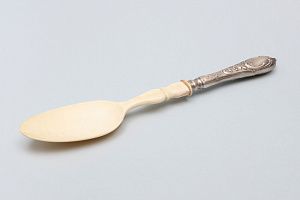 [Клингерт] Сервировочная ложка с серебряной ручкой. Россия, Москва, фабрика Густава Клингерта, последняя четверть XIX века.