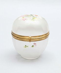 Шкатулка с изображением маргариток. Россия, начало ХХ века.