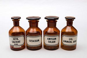 Четыре аптечных флакона с этикетками. Западная Европа, первая треть ХХ века.
