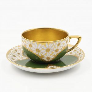 Кофейная пара с изображением ромашек на зеленом крытье. Германия, фабрика Rosenthal, 1920-е годы.