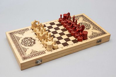 (Из собрания Э. Рогальской) Комплект из шахмат и нард на доске. ХХ в.