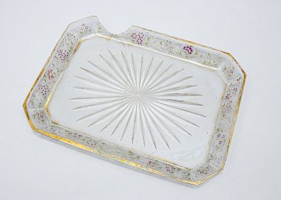 Поднос с цветочным узором на фризе. Западная Европа, вторая треть XIX века.