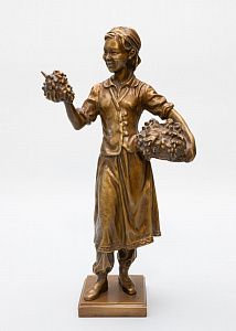 Скульптура "Узбечка, собирающая виноград". СССР, скульптор - Л.С. Турбина, 1954 г.
