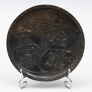 Тарелка с жанровыми сценами. Япония, период Мэйдзи, ок. 1890 г.