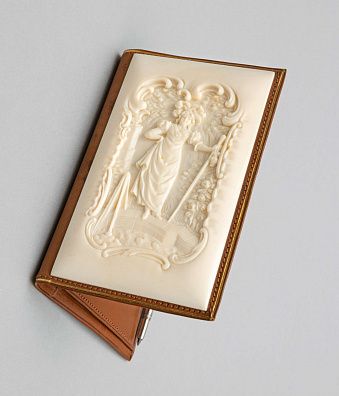 Дамское портмоне из слоновой кости с карандашом. Франция, конец XIX века.