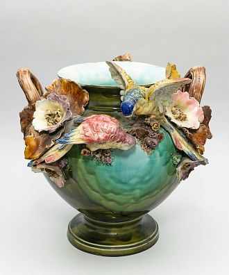 Ваза "Попугаи на сиреневых маках". Англия, фирма George Jones & Sons, 1880-1900 годы.