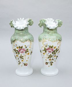 Парные вазы с изображением роз и фестончатыми бортами. Богемия, 1950-70- е годы.