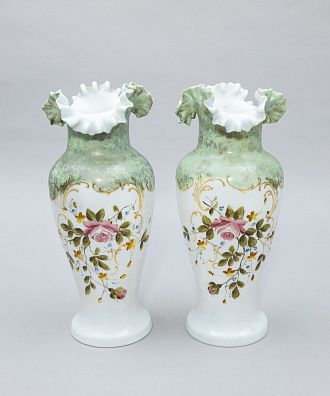 Парные вазы с изображением роз и фестончатыми бортами. Богемия, 1950-70- е годы.