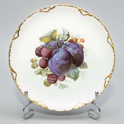 Тарелка "Сливы и ежевика". Германия, Бавария, фабрика Rosenthal, 1891-96 годы.