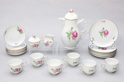 Кофейный сервиз с узором в виде роз на шесть персон. Германия, Фарфоровая мануфактура Фюрстенберг, 1950-70-е годы.